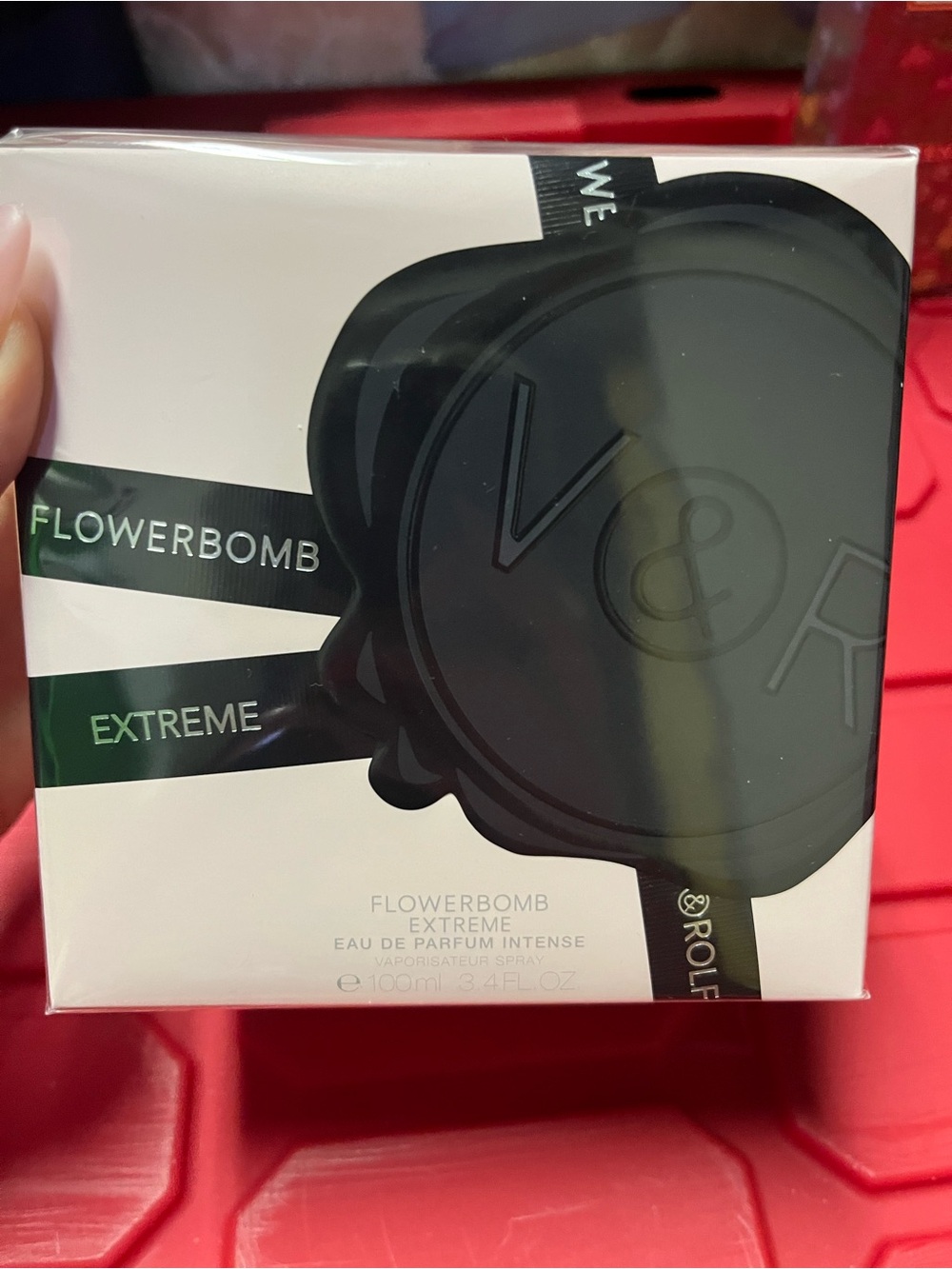 Viktor & Rolf Flowerbomb Extreme in black and white packaging